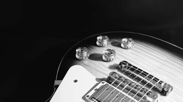 Nahaufnahme Der Gitarre Dunkler Hintergrund Schwarz Weiß — Stockfoto