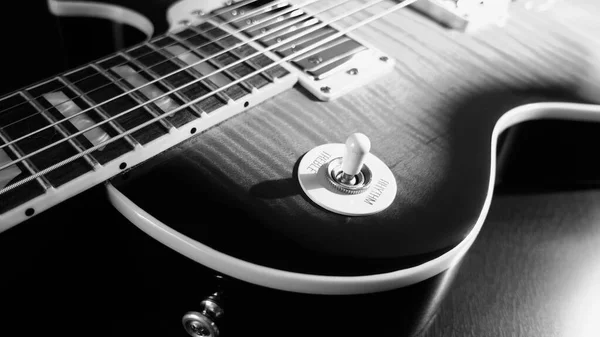 Elektro Gitar Kapanışı Karanlık Arka Plan Siyah Beyaz — Stok fotoğraf