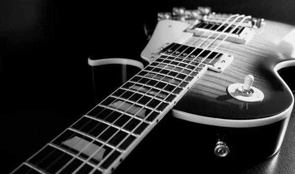 Elektro gitar kapanışı. Karanlık arka plan. Siyah ve beyaz