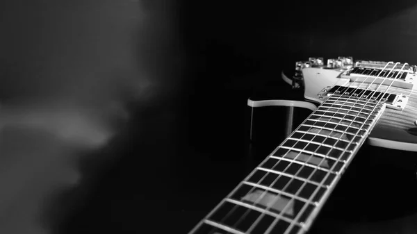 Primer Plano Guitarra Eléctrica Fondo Oscuro Blanco Negro — Foto de Stock