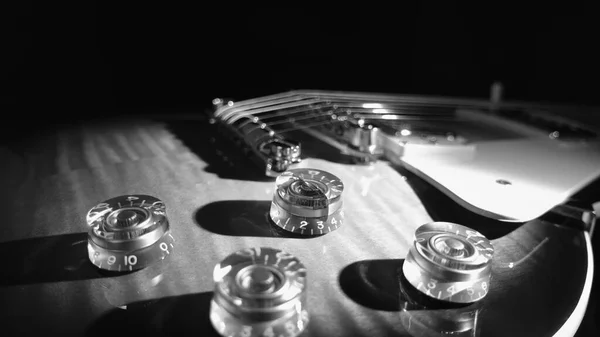 Closeup Guitarra Elétrica Fundo Escuro Preto Branco — Fotografia de Stock