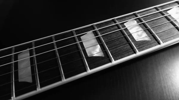 Zbliżenie Gitary Elektrycznej Ciemne Tło Czerń Biel — Zdjęcie stockowe
