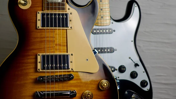 Eski elektrikli gitar gövdesine yakın çekim. Boşluğu kopyala