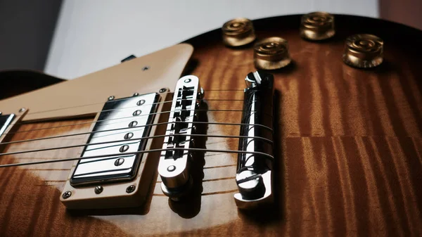 Elektro gitar gövdesine yakın çekim. Renk ışığı