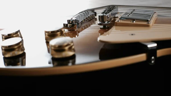 Elektro Gitar Gövdesine Yakın Çekim Renk Işığı — Stok fotoğraf