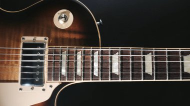 Klasik gitar kapanışı. Renkli arka plan. Boşluğu kopyala