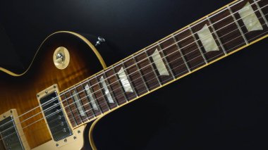 Klasik gitar kapanışı. Renkli arka plan. Boşluğu kopyala