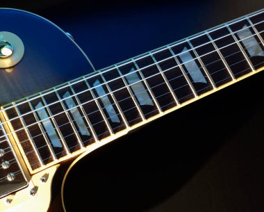 Klasik gitar kapanışı. Renkli arka plan. Boşluğu kopyala