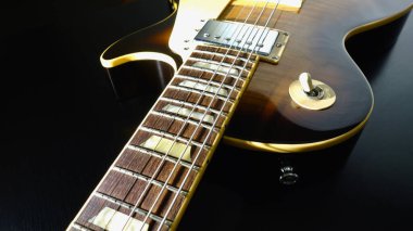 Klasik gitar kapanışı. Koyu arkaplan