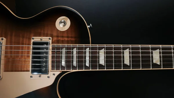 Klasik gitar kapanışı. Renkli arka plan. Boşluğu kopyala