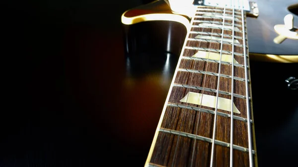 Closeup Guitarra Vintage Fundo Escuro — Fotografia de Stock