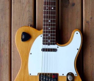 Tahta üzerinde gitar, yakın plan.