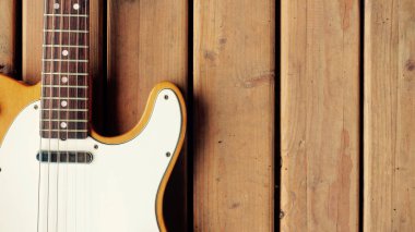 Tahta üzerinde gitar, yakın plan.