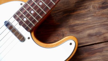 Tahta üzerinde gitar, yakın plan.