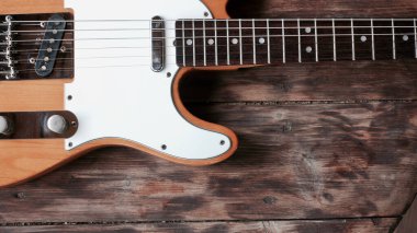 Tahta üzerinde gitar, yakın plan.