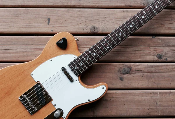 Guitarra Elétrica Nas Tábuas Madeira Closeup — Fotografia de Stock