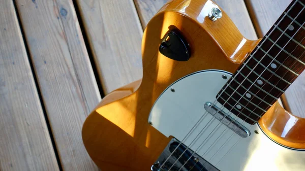 Guitarra Nas Tábuas Madeira — Fotografia de Stock