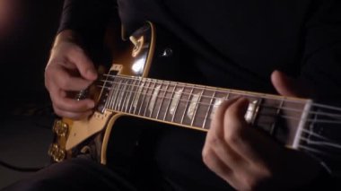 Gitarist stüdyoda gitar çalıyor. Yavaş çekim 50p