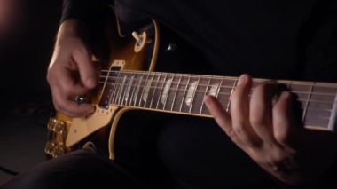 Gitarist stüdyoda gitar çalıyor. Yavaş çekim 100p