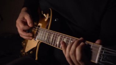 Gitarist stüdyoda gitar çalıyor. Yavaş çekim 100p