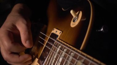 Gitarist stüdyoda gitar çalıyor. . 