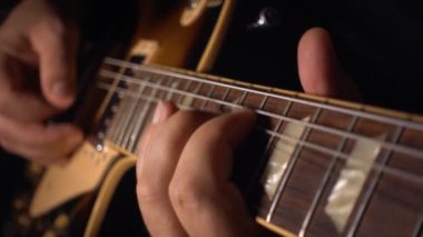 Gitarist stüdyoda gitar çalıyor. Yavaş çekim 100p