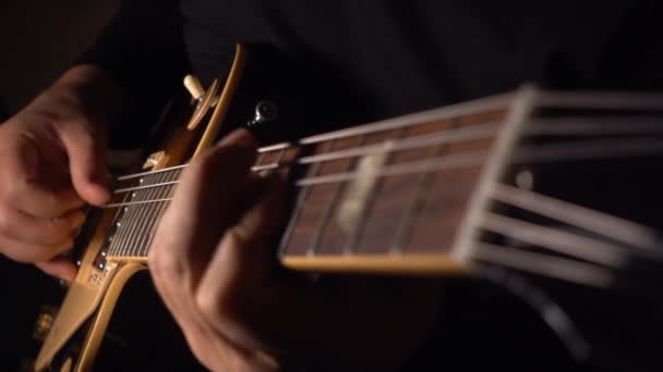 Gitarrist Spielt Studio Auf Platte Gitarre — Stockvideo