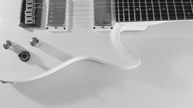 Beyaz elektro gitar yakın plan. Kopyalama alanı olan beyaz arkaplan. siyah ve beyaz