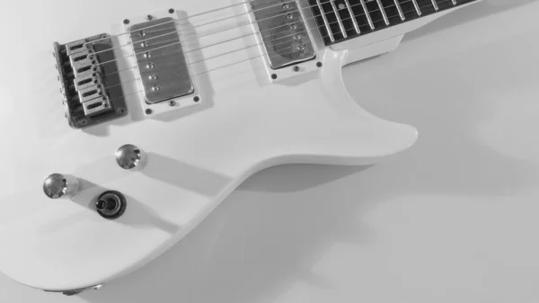 Biała Gitara Elektryczna Zbliżenie Białe Tło Przestrzenią Kopiowania Czarno Białe — Zdjęcie stockowe