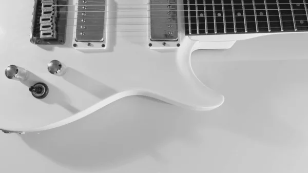 ホワイト エレクトリック ギター クローズアップ コピースペース付きの白い背景 黒と白 — ストック写真