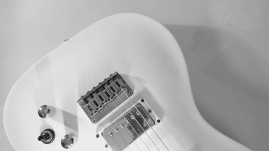 Beyaz elektro gitar yakın plan. Kopyalama alanı olan beyaz arkaplan. siyah ve beyaz