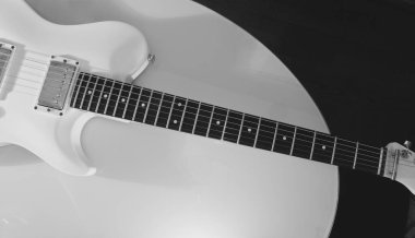 Beyaz elektro gitar yakın plan. Kopyalama alanı olan beyaz arkaplan