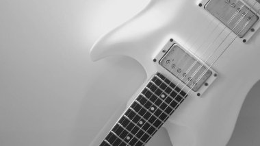 Beyaz elektro gitar yakın plan. Kopyalama alanı olan beyaz arkaplan
