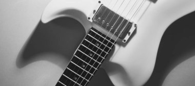 Beyaz elektro gitar yakın plan. Kopyalama alanı olan beyaz arkaplan