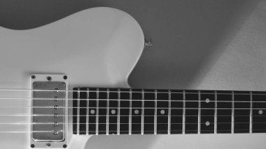Beyaz elektro gitar yakın plan. Kopyalama alanı olan beyaz arkaplan