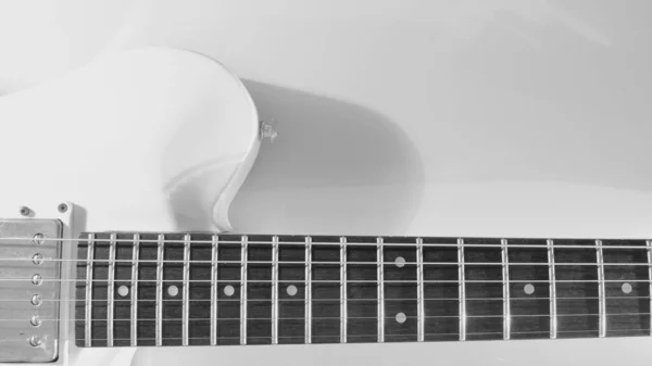 Witte Elektrische Gitaar Close Witte Achtergrond Met Kopieerruimte Zwart Wit — Stockfoto