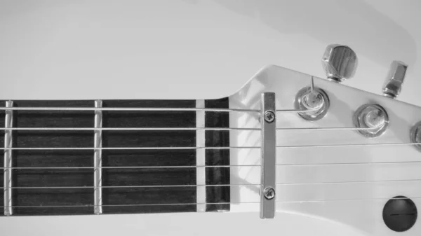ホワイト エレクトリック ギター クローズアップ コピースペース付きの白い背景 黒と白 — ストック写真