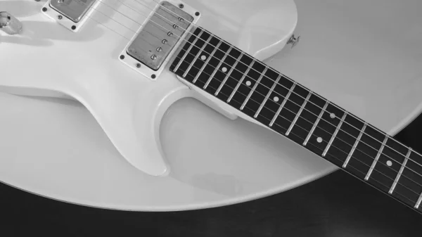 Chitarra Elettrica Bianca Primo Piano Sfondo Bianco Con Spazio Copia — Foto Stock