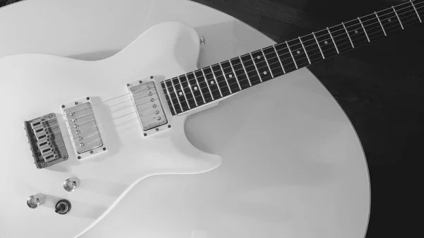 Witte Elektrische Gitaar Close Witte Achtergrond Met Kopieerruimte Zwart Wit — Stockfoto