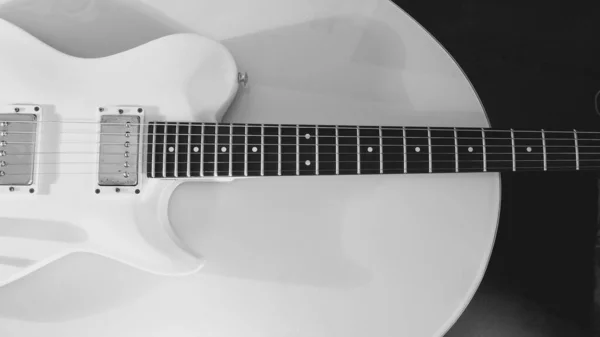 Witte Elektrische Gitaar Close Witte Achtergrond Met Kopieerruimte Zwart Wit — Stockfoto