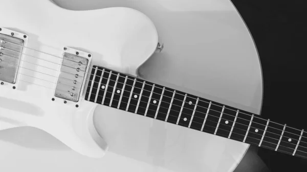Closeup Guitarra Elétrica Branca Fundo Branco Com Espaço Cópia — Fotografia de Stock