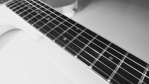 Zbliżenie Gitarę Elektryczną Białe Tło Miejscem Kopiowania — Zdjęcie stockowe