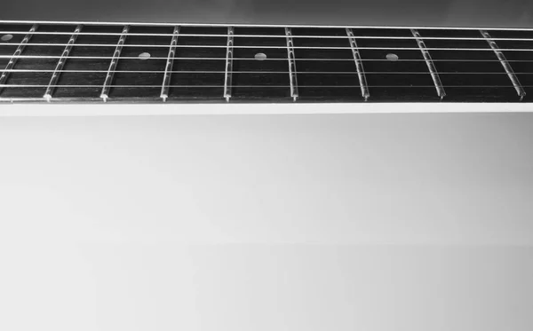 ホワイト エレクトリック ギター クローズアップ コピースペース付きの白い背景 — ストック写真