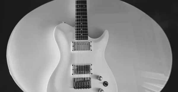 Closeup Guitarra Elétrica Branca Fundo Branco Com Espaço Cópia — Fotografia de Stock