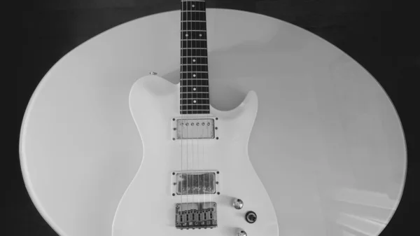 Closeup Guitarra Elétrica Branca Fundo Branco Com Espaço Cópia — Fotografia de Stock