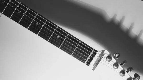 Zbliżenie Gitarę Elektryczną Białe Tło Miejscem Kopiowania — Zdjęcie stockowe