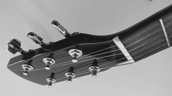 ブラックギターネックとコピースペース付きのヘッドストック 黒と白 — ストック写真