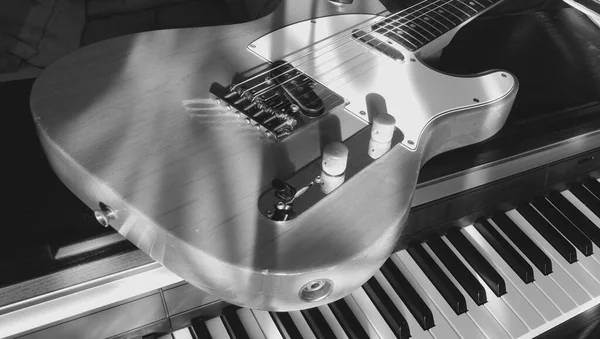 Guitarra Eléctrica Teclados Piano Primer Plano Luz Del Sol Luz —  Fotos de Stock