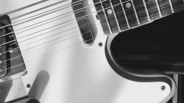 Elektro Gitar Piyano Klavyeleri Güneş Işığında Yakınlaşıyor Işık Gölgeler Siyah — Stok fotoğraf