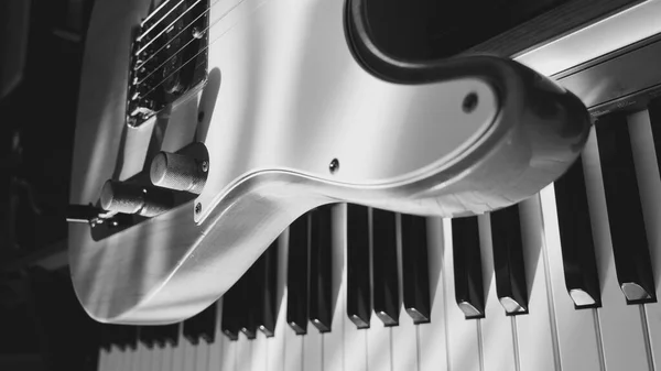 Guitarra Eléctrica Teclados Piano Primer Plano Luz Del Sol Luz — Foto de Stock